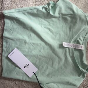 ALO Yoga Light Green Short Sleeve Tee